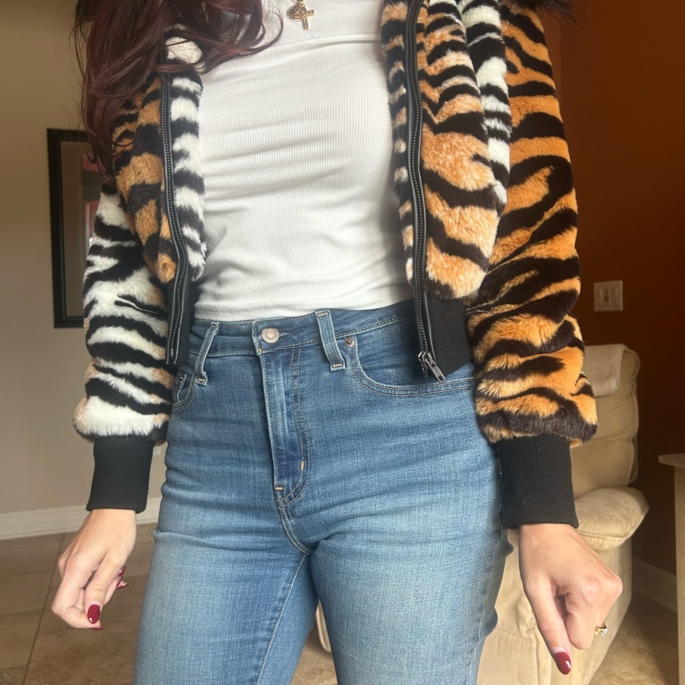 Adrienne Landau Tiger Print Teddy Jacket with Black Collar - Picture 2 of 4